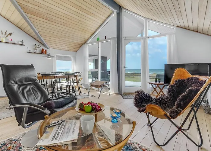 Three-bedroom In بيت للعطل